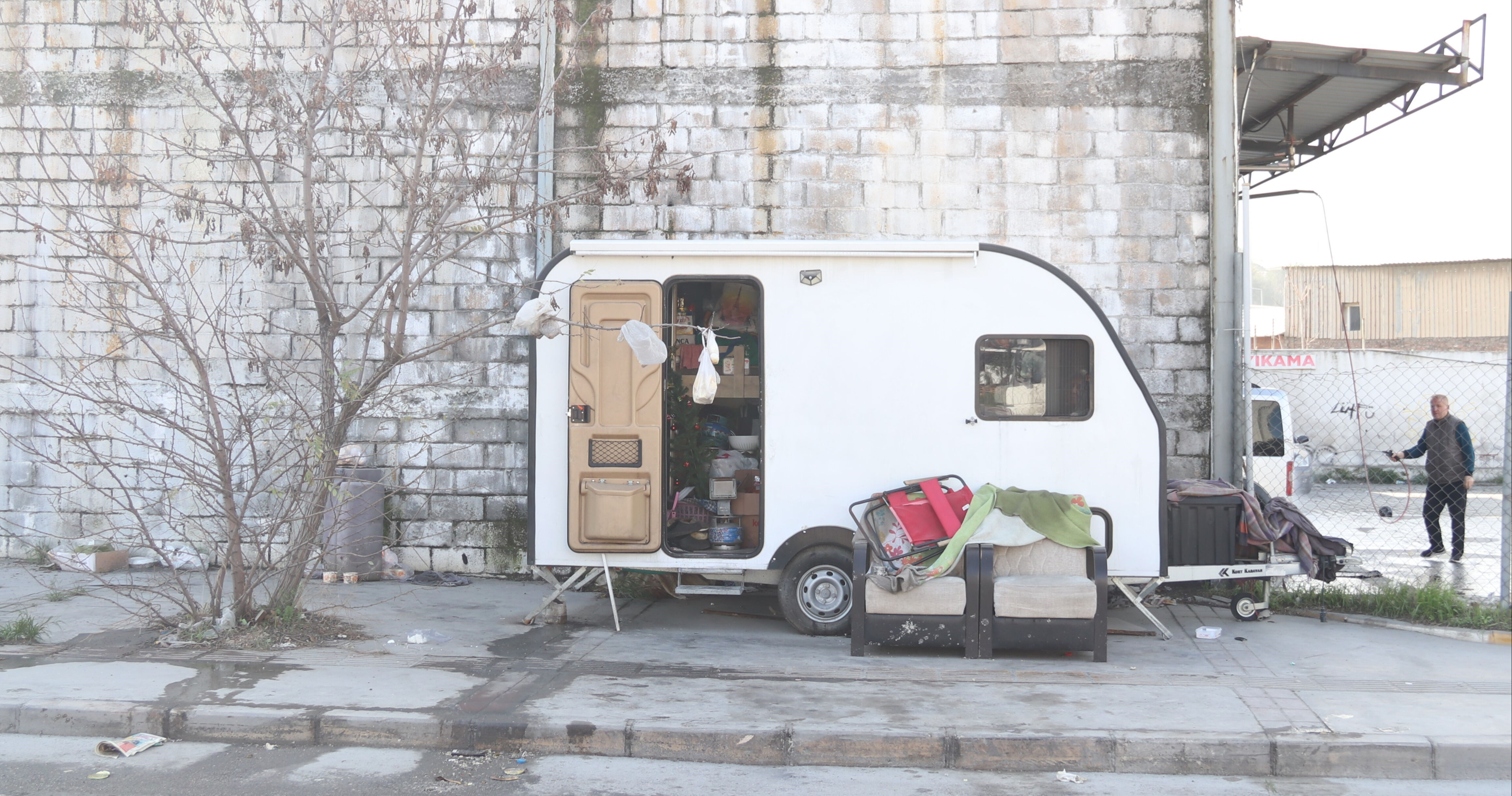 Zihinsel engelli oğluyla sokaklarda kaldı! Tek isteği küçük bir ev - 1. Resim