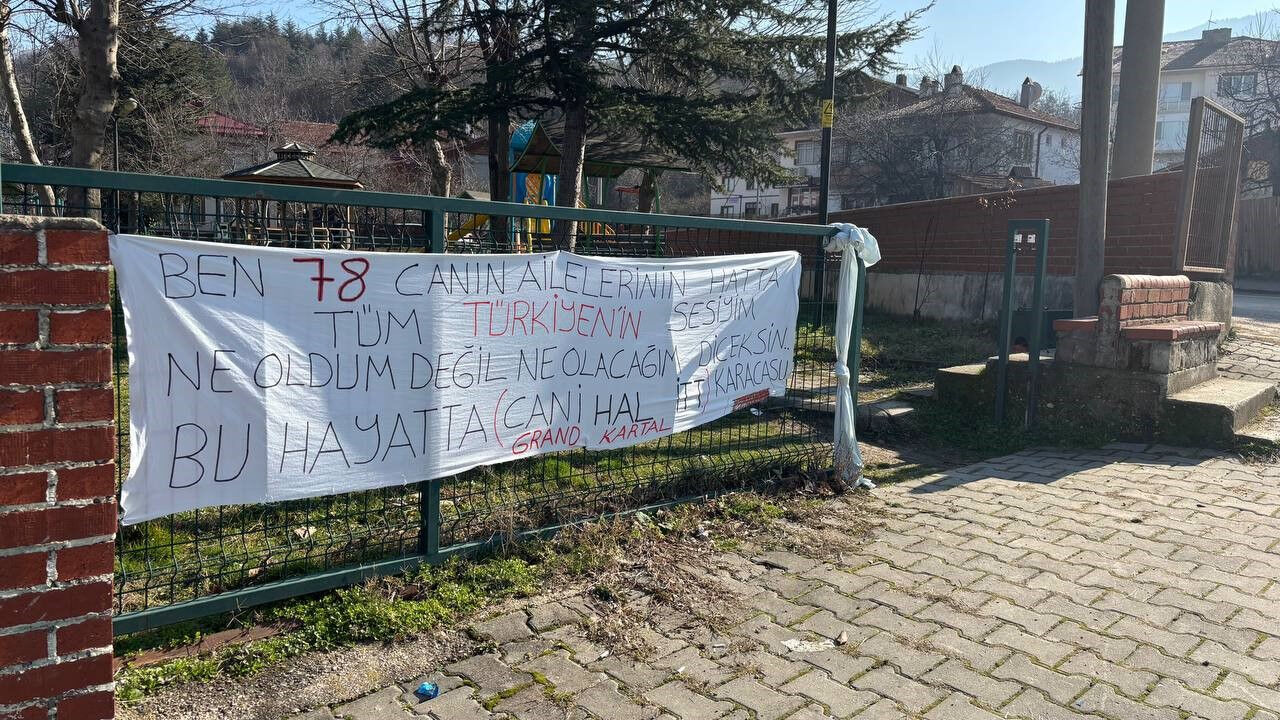 Halit Ergün'ün inşaatı süren 3. oteline pankart astılar: Cani - 3. Resim