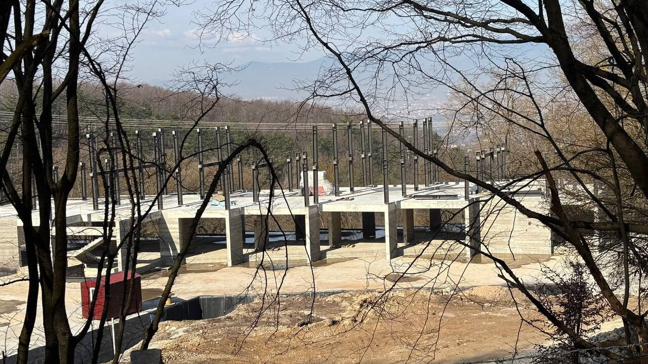 Halit Ergün'ün inşaatı süren 3. oteline pankart astılar: Cani - 2. Resim