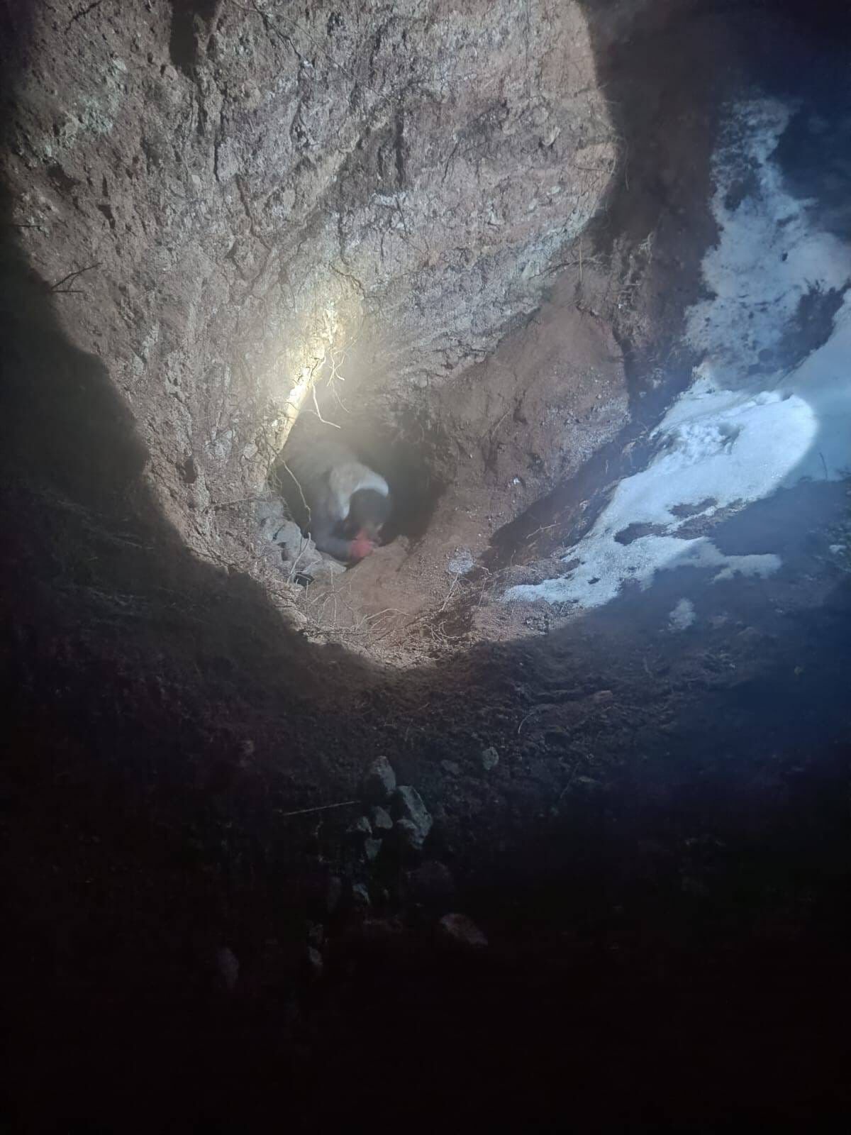 Kaçak arkeologlar yakayı ele verdi... Tarihi höyüğe matkapla daldılar - 2. Resim