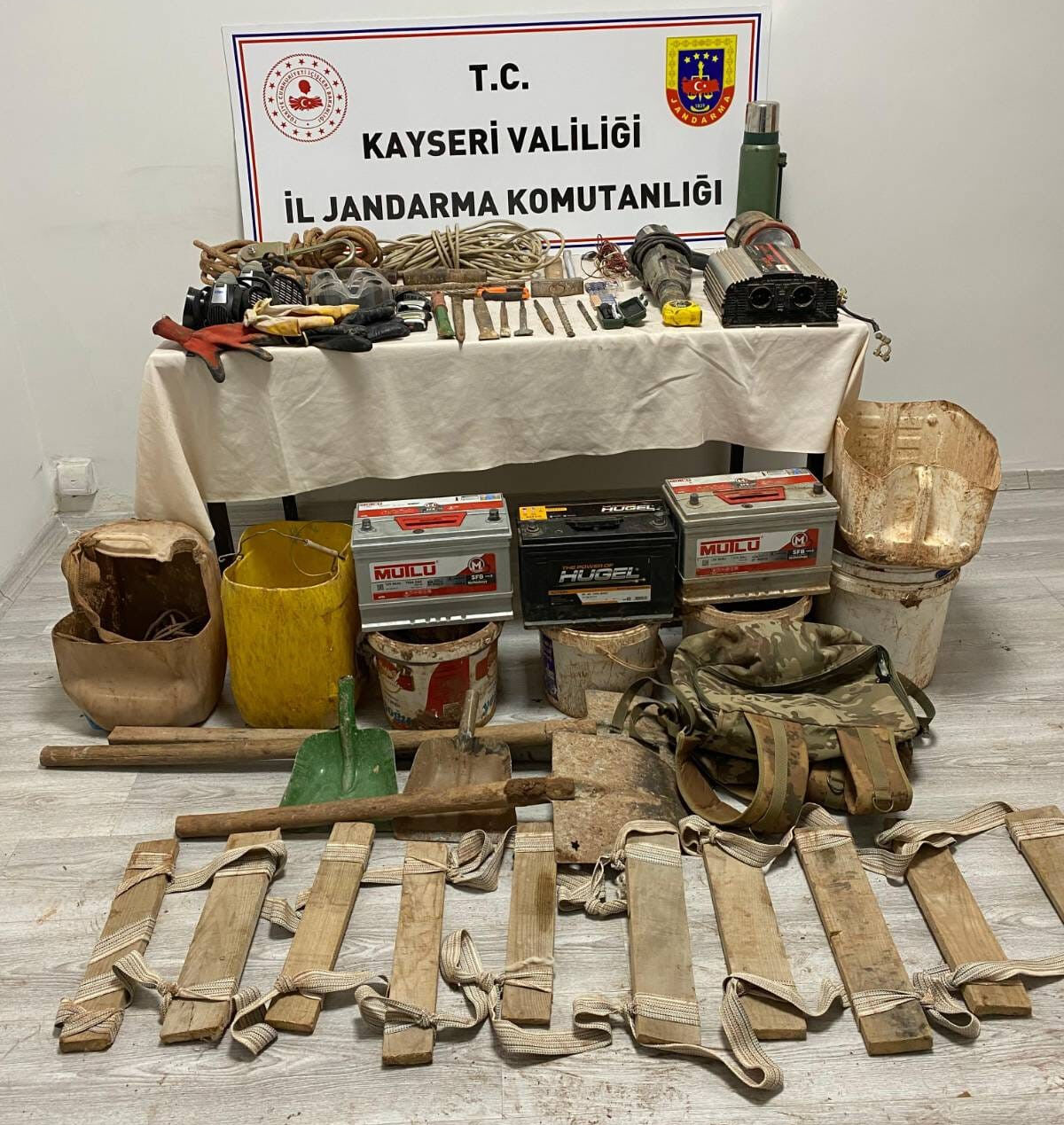 Kaçak arkeologlar yakayı ele verdi... Tarihi höyüğe matkapla daldılar - 1. Resim