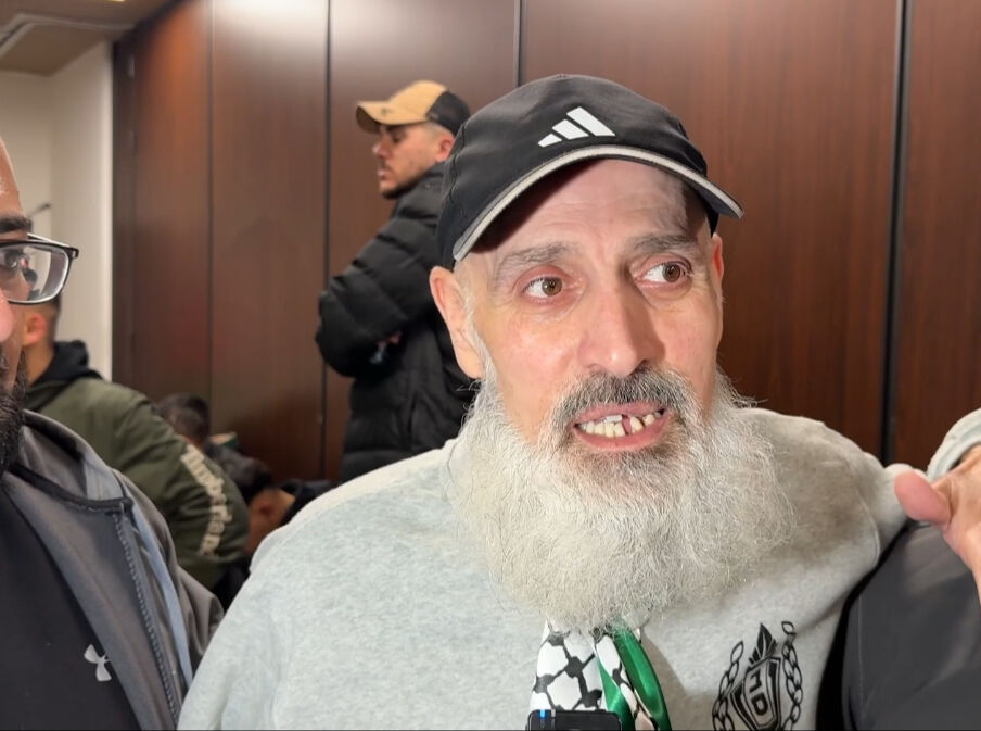 Oğlunu çeyrek yüzyıl sonra kucakladı! Filistinli esir yaşadıklarını anlattı Oğlunu çeyrek yüzyıl sonra kucakladı! Filistinli esir yaşadıklarını anlattı - 1. Resim