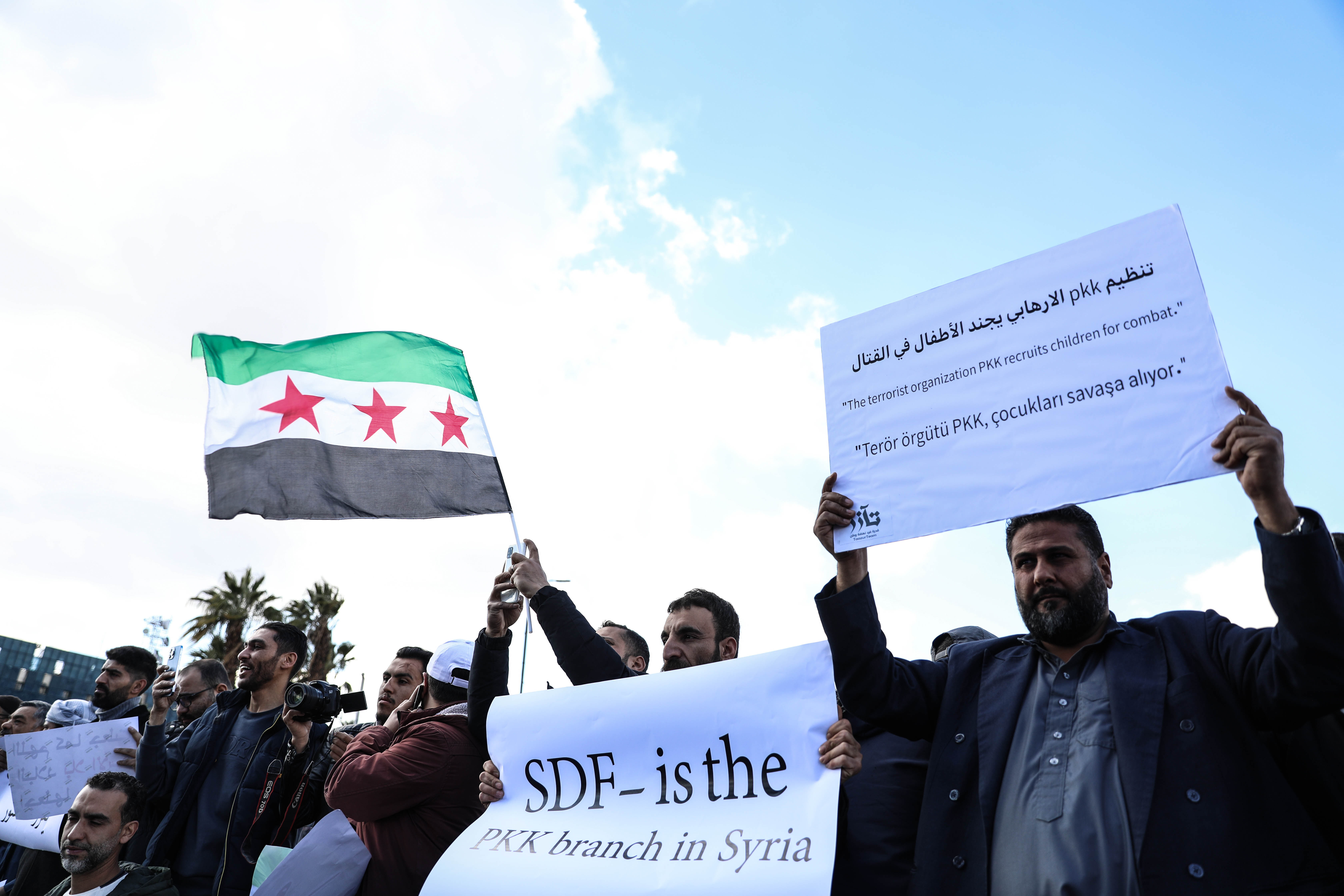 Suriye'den 'teröre yer yok' mesajı! Şam'da PKK/YPG protesto edildi Suriye'den 'teröre yer yok' mesajı! Şam'da PKK/YPG protesto edildi - 1. Resim