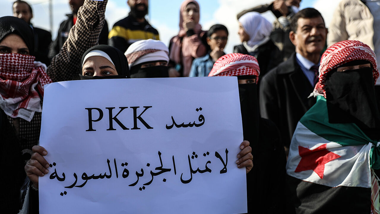 Suriye'den 'teröre yer yok' mesajı! Şam'da PKK/YPG protesto edildi Suriye'den 'teröre yer yok' mesajı! Şam'da PKK/YPG protesto edildi - 3. Resim