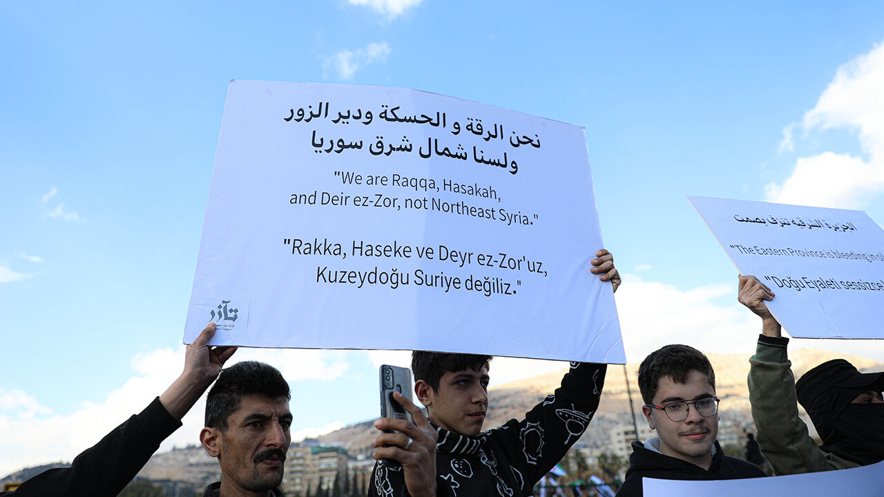 Suriye'den 'teröre yer yok' mesajı! Şam'da PKK/YPG protesto edildi Suriye'den 'teröre yer yok' mesajı! Şam'da PKK/YPG protesto edildi - 2. Resim