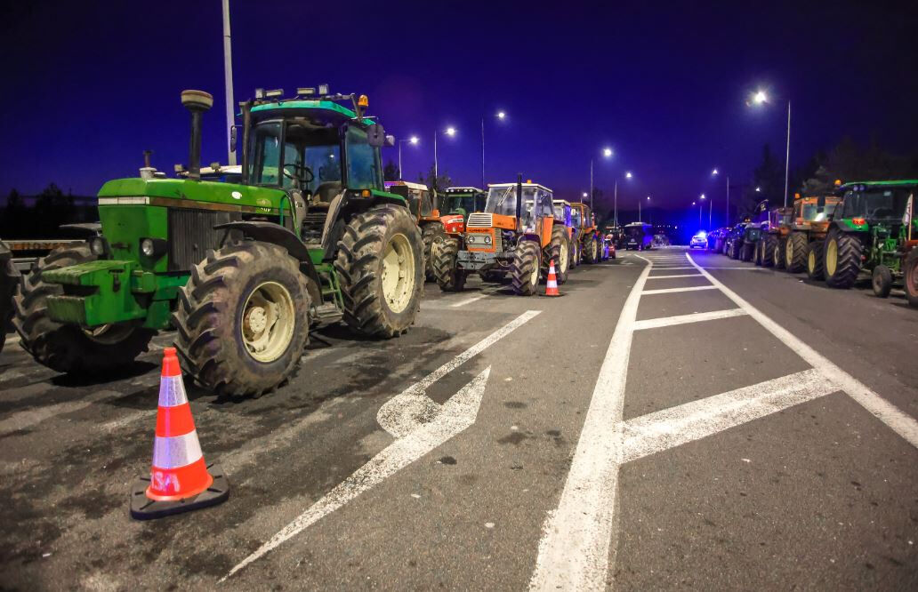 Traktörler Atina'yı ele geçirdi! Miçotakis'e isyan ettiler Traktörler Atina'yı ele geçirdi! Miçotakis'e isyan ettiler - 1. Resim