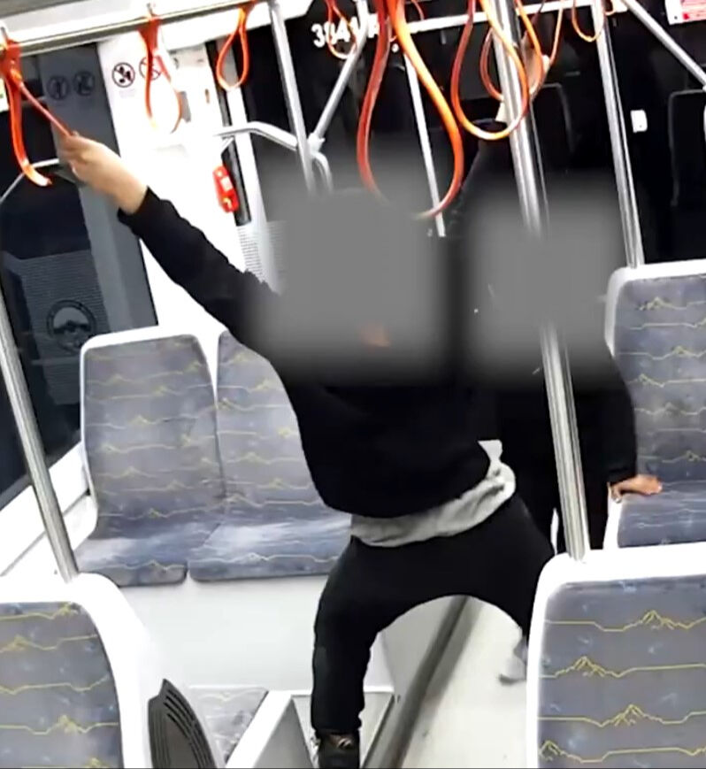 Tramvayda kaydedilen görüntü şoke etti! Belediye Başkanı kayıtsız kalamadı - 1. Resim