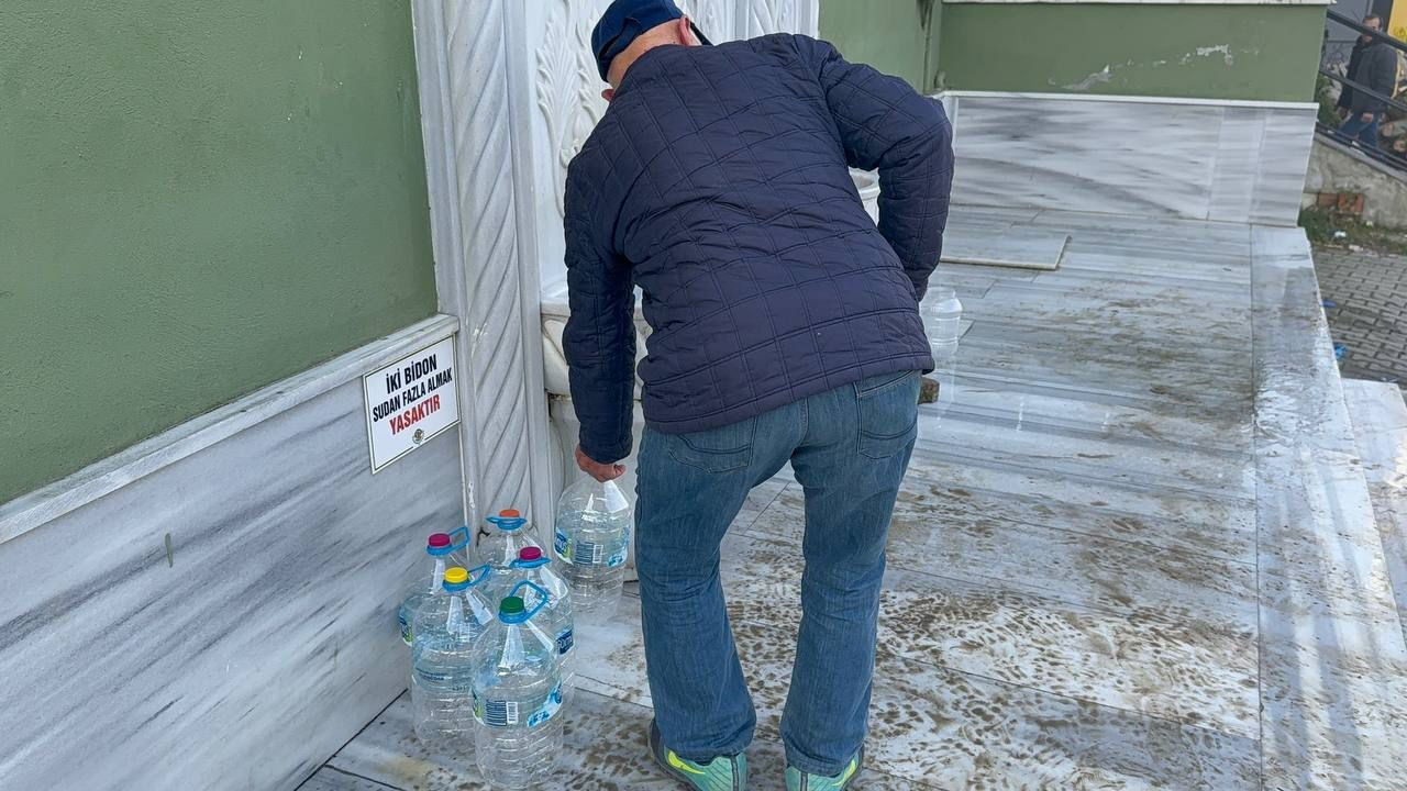 Yalova'da içme suyu yasaklandı! Köye akın eden Yalovalılara 2 bidon sınırı - 1. Resim