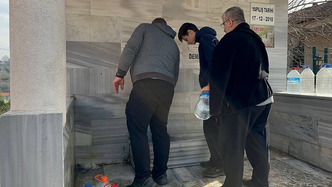 Yalova'da içme suyu yasaklandı! Köye akın eden Yalovalılara 2 bidon sınırı - 4. Resim