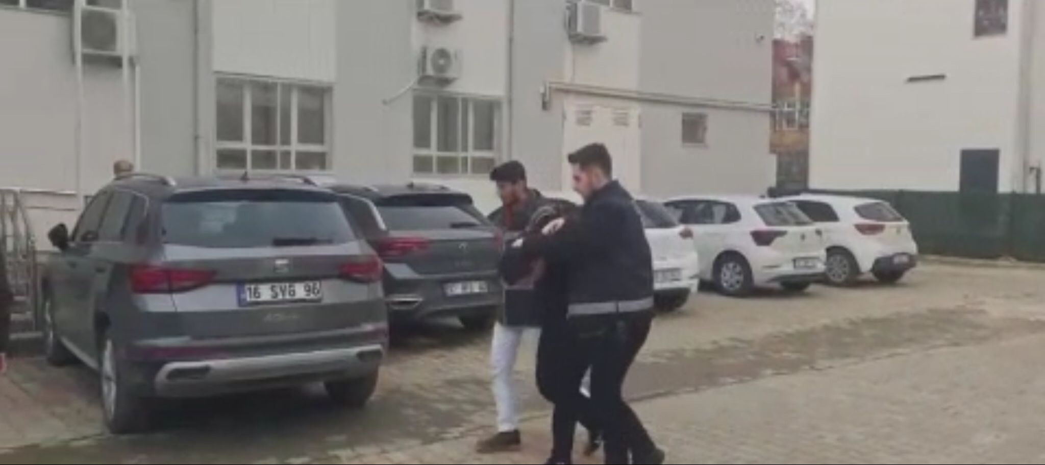 'Yüzbaşı' yalanıyla yaşı adamı tuzağa düşürdü! Altınları çaldı ama polisten kaçamadı - 1. Resim