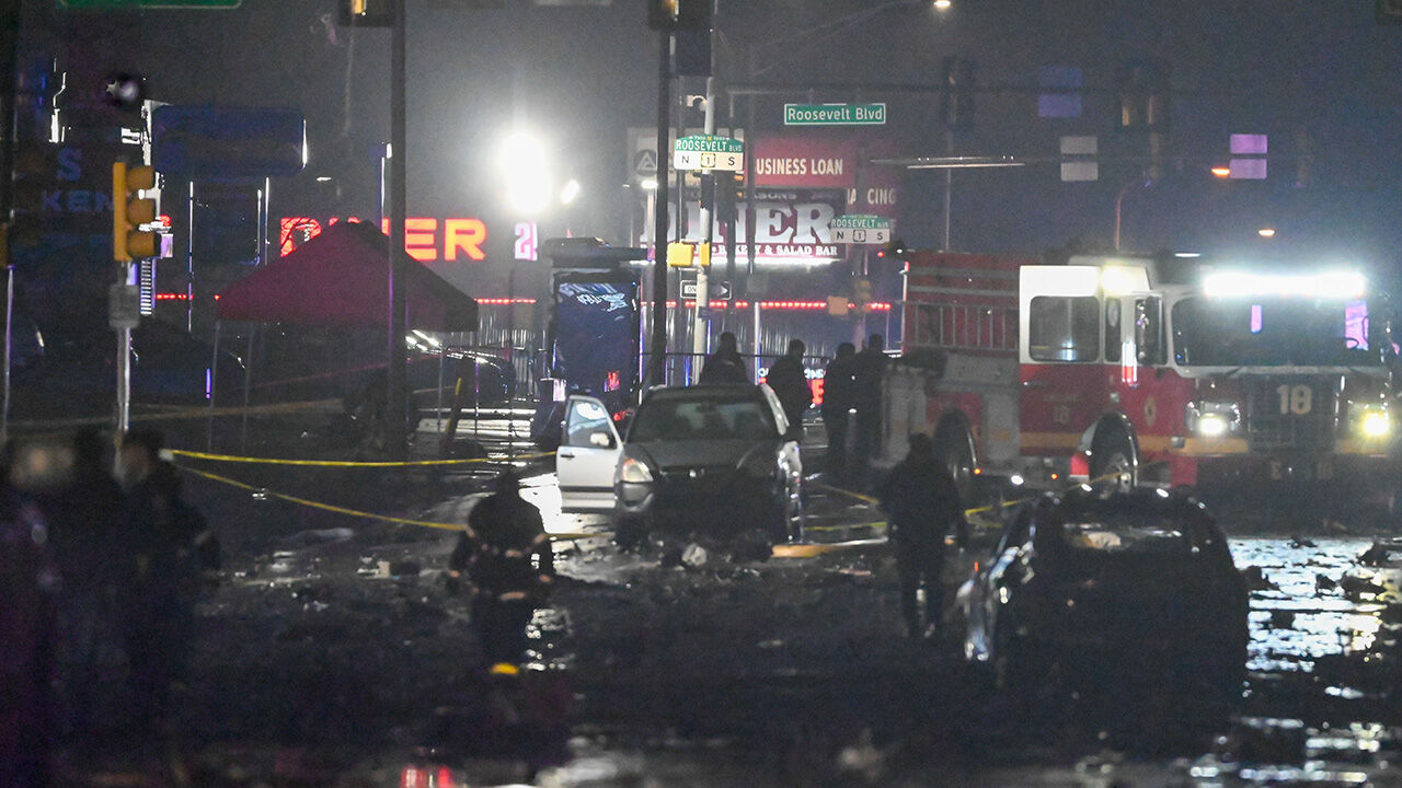 ABD'de bir uçak evlerin üzerine düştü! Patlama ve yangın meydana geldi - 3. Resim