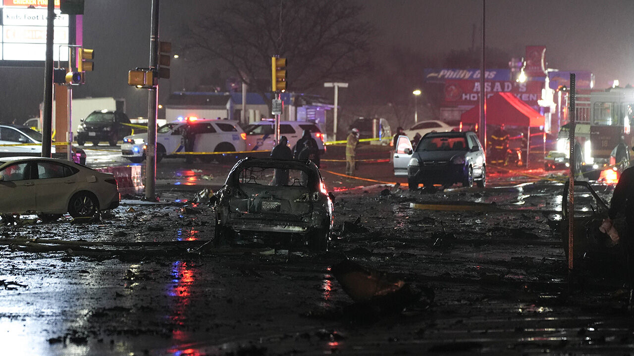 ABD'de bir uçak evlerin üzerine düştü! Patlama ve yangın meydana geldi - 2. Resim