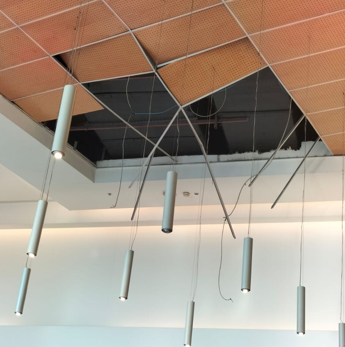 AVM'nin yemek katında tavan çöktü! Büyük panik yaşadılar - 1. Resim