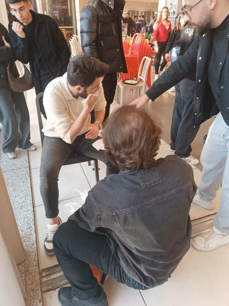 AVM'nin yemek katında tavan çöktü! Büyük panik yaşadılar - 2. Resim