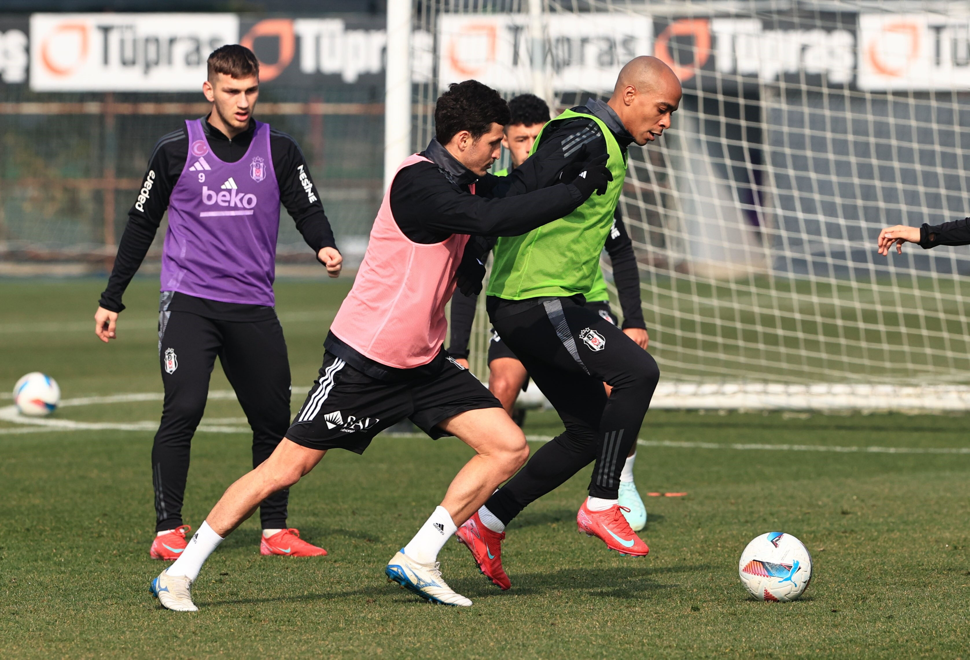 Beşiktaş, 3 eksikle antrenman gerçekleştirdi! Kartal'dan sakatlık açıklaması Beşiktaş, 3 eksikle antrenman gerçekleştirdi! Kartal'dan sakatlık açıklaması - 2. Resim