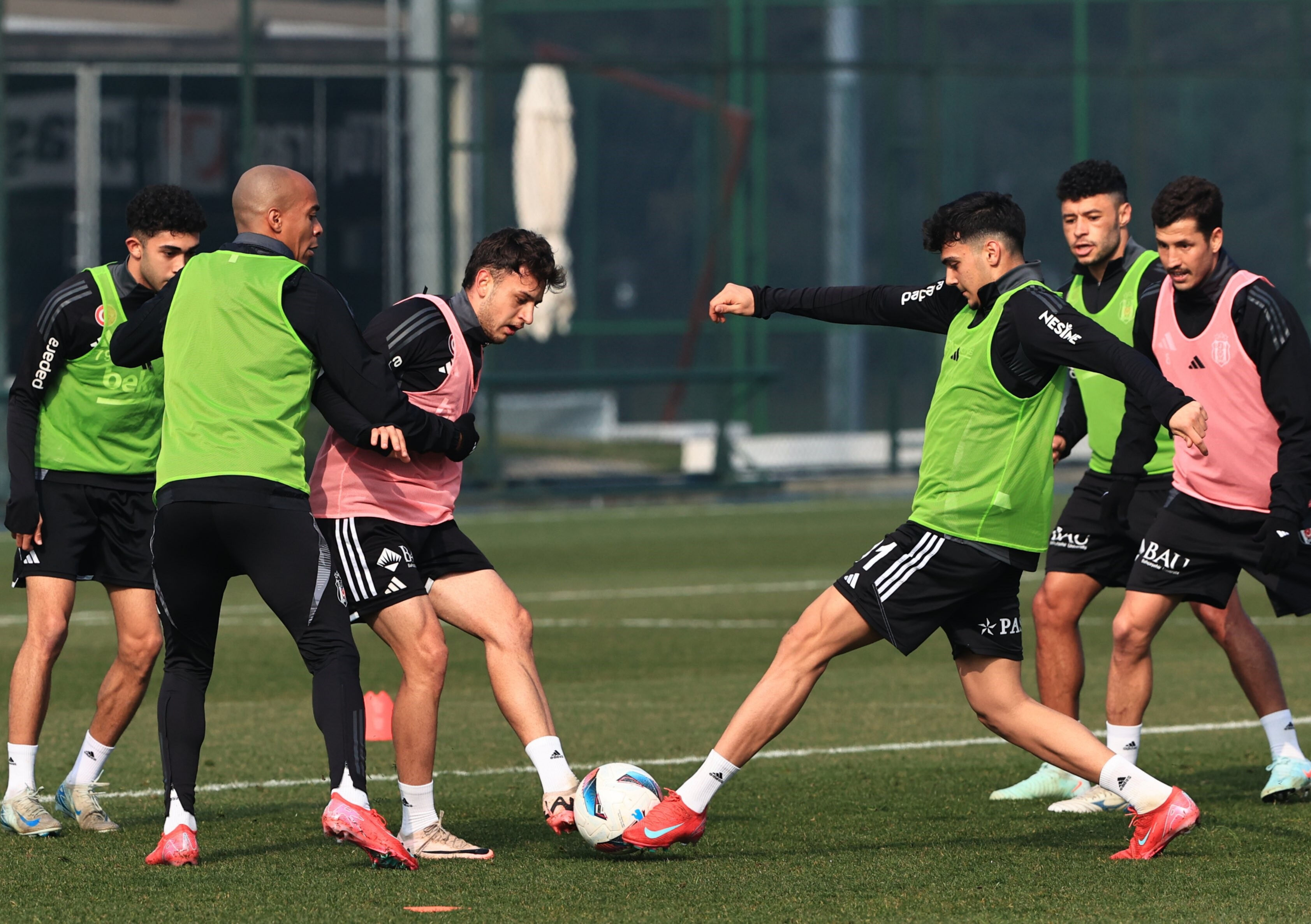 Beşiktaş, 3 eksikle antrenman gerçekleştirdi! Kartal'dan sakatlık açıklaması Beşiktaş, 3 eksikle antrenman gerçekleştirdi! Kartal'dan sakatlık açıklaması - 3. Resim