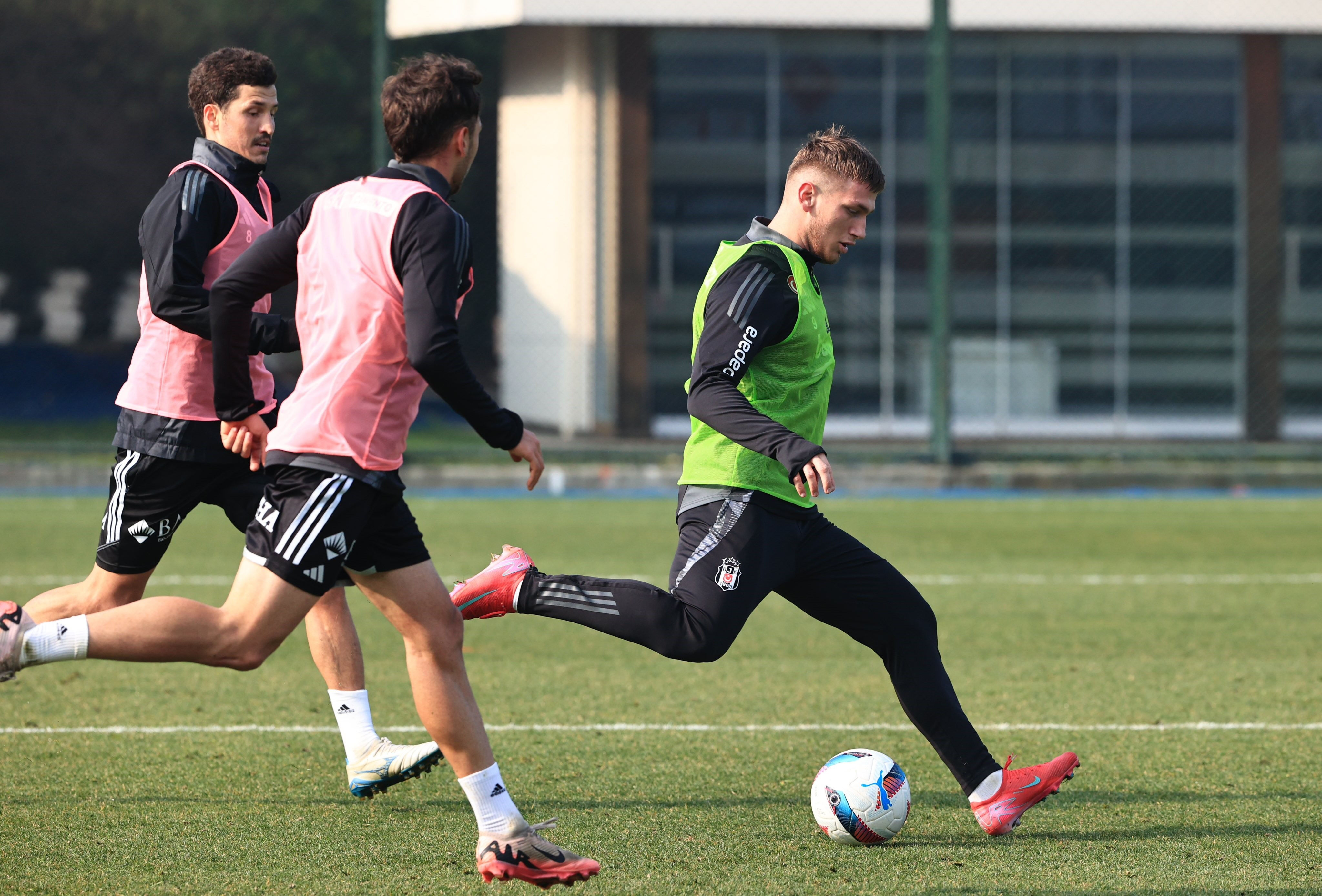 Beşiktaş, 3 eksikle antrenman gerçekleştirdi! Kartal'dan sakatlık açıklaması Beşiktaş, 3 eksikle antrenman gerçekleştirdi! Kartal'dan sakatlık açıklaması - 1. Resim