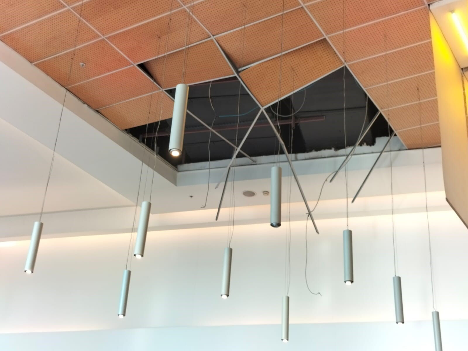 Herkes deprem sandı: AVM'de korkunç anlar! Yemek yiyenler dehşeti yaşadı Herkes deprem sandı: AVM'de korkunç anlar! Tavan çöktü, yemek yiyenler dehşeti yaşadı - 1. Resim