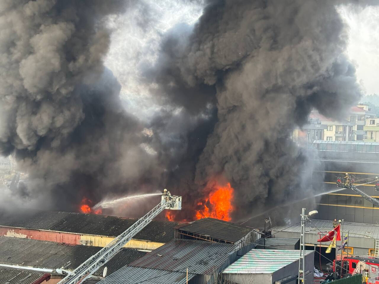 İstanbul'da korkutan yangın! Lastik atölyesinden dumanlar yükseliyor - 1. Resim