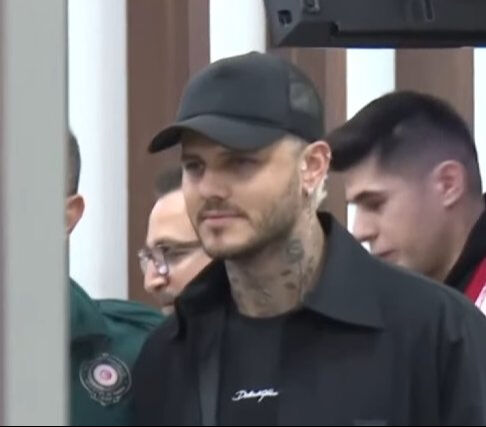 Mauro Icardi İstanbul’a geldi! Havalimanında taraftarlar karşıladı Mauro Icardi İstanbul’a geldi! Havalimanında taraftarlar karşıladı - 1. Resim