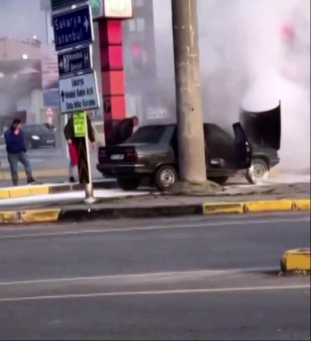 Otomobil bir anda alev aldı! D-100'de panik anları - 2. Resim