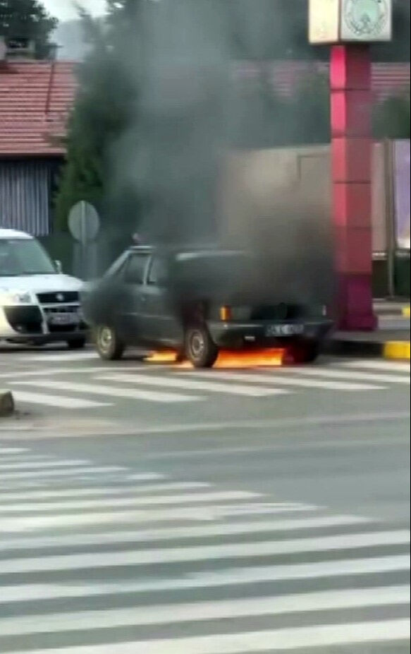 Otomobil bir anda alev aldı! D-100'de panik anları - 1. Resim