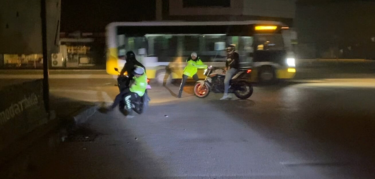 Polisi sürükleyen motosikletlinin paylaşımı akıllara durgunluk verdi - 1. Resim