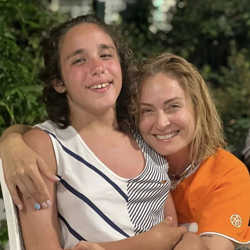 Ceyda Düvenci'nin kızı Melisa, Ferdi Tayfur'u mezarı başında andı: Duygu dolu anlar yürekleri ısıttı - 1. Resim