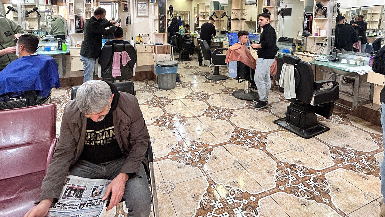 Günde 25 kişi traş olmaya geliyor, kapıda müşteriler kuyruk oluyor! Fiyatları duyan şaşırıp kalıyor Günde 25 kişi traş olmaya geliyor, kapıda müşteriler kuyruk oluyor! Fiyatları duyan şaşırıp kalıyor - 1. Resim