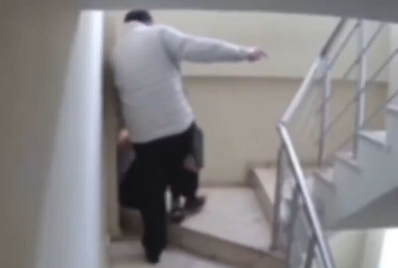 İnsan çocuğuna bunu yapar mı! Engelli genci acımadan dövdüler İnsan çocuğuna bunu yapar mı! Engelli genci acımadan dövdüler - 2. Resim