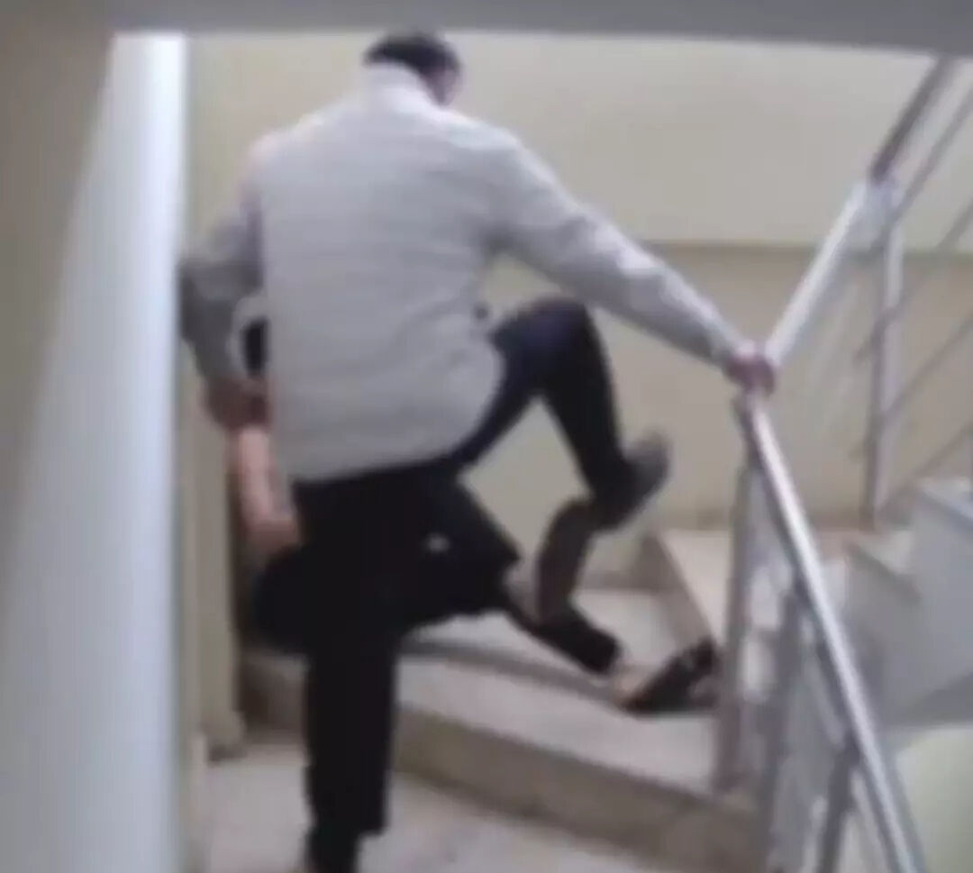 İnsan çocuğuna bunu yapar mı! Engelli genci acımadan dövdüler İnsan çocuğuna bunu yapar mı! Engelli genci acımadan dövdüler - 1. Resim