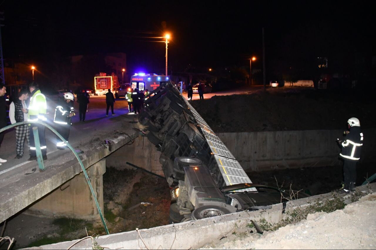 Köprüden uçan tırı bıraktı, kayıplara karıştı Köprüden uçan tırı bıraktı, kayıplara karıştı - 1. Resim