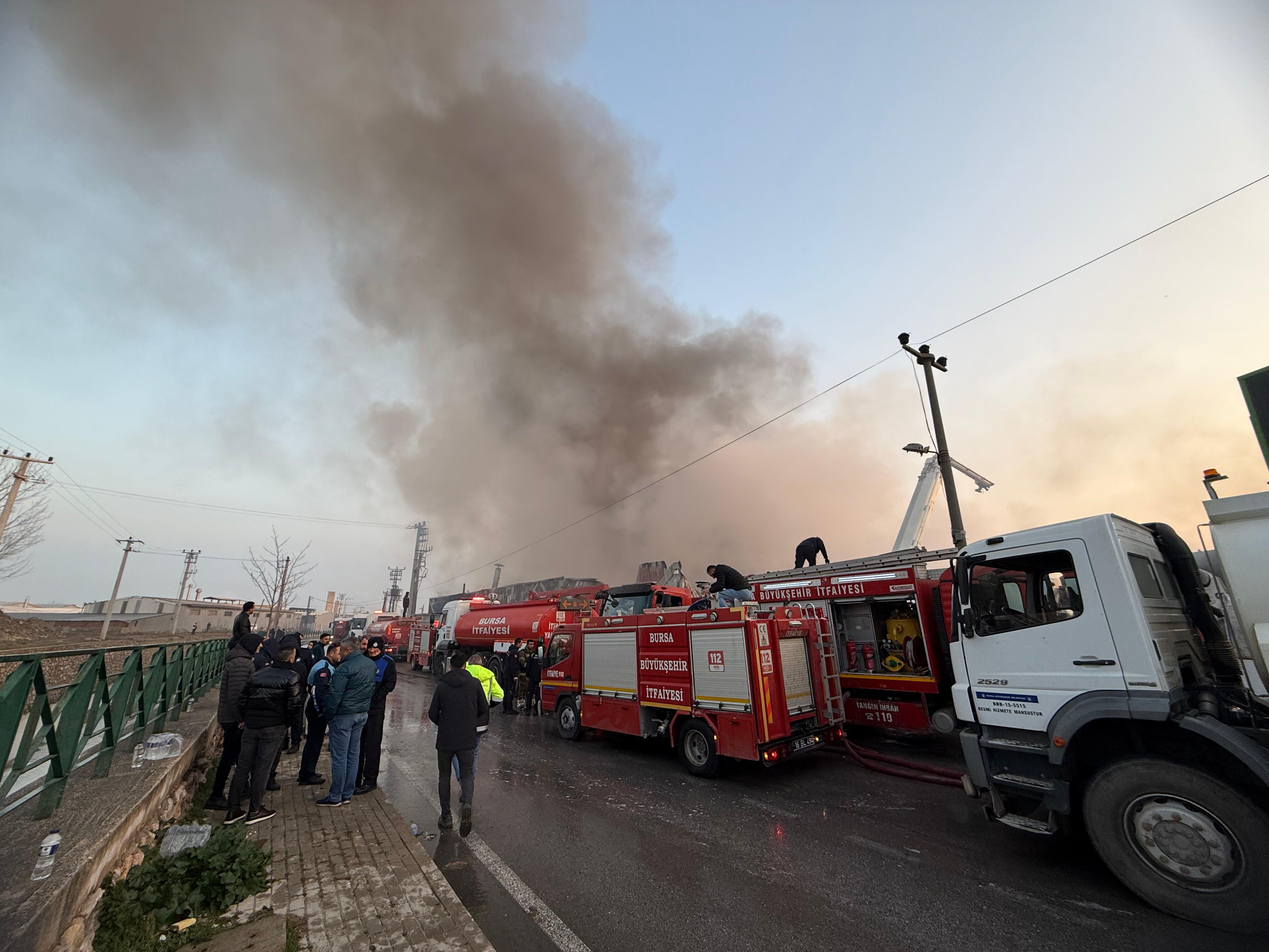 Bursa'da panik anları! Fabrikalar sıra sıra yandı Bursa'da panik anları! Fabrikalar sıra sıra yanıyor: Ekipler olay yerinde - 1. Resim