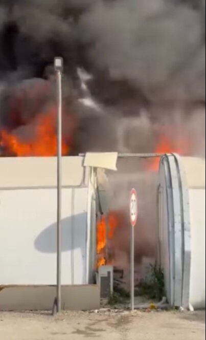 Depremzedelerin kaldığı konteyner kentte yangın &ccedil;ıktı - 2. Resim