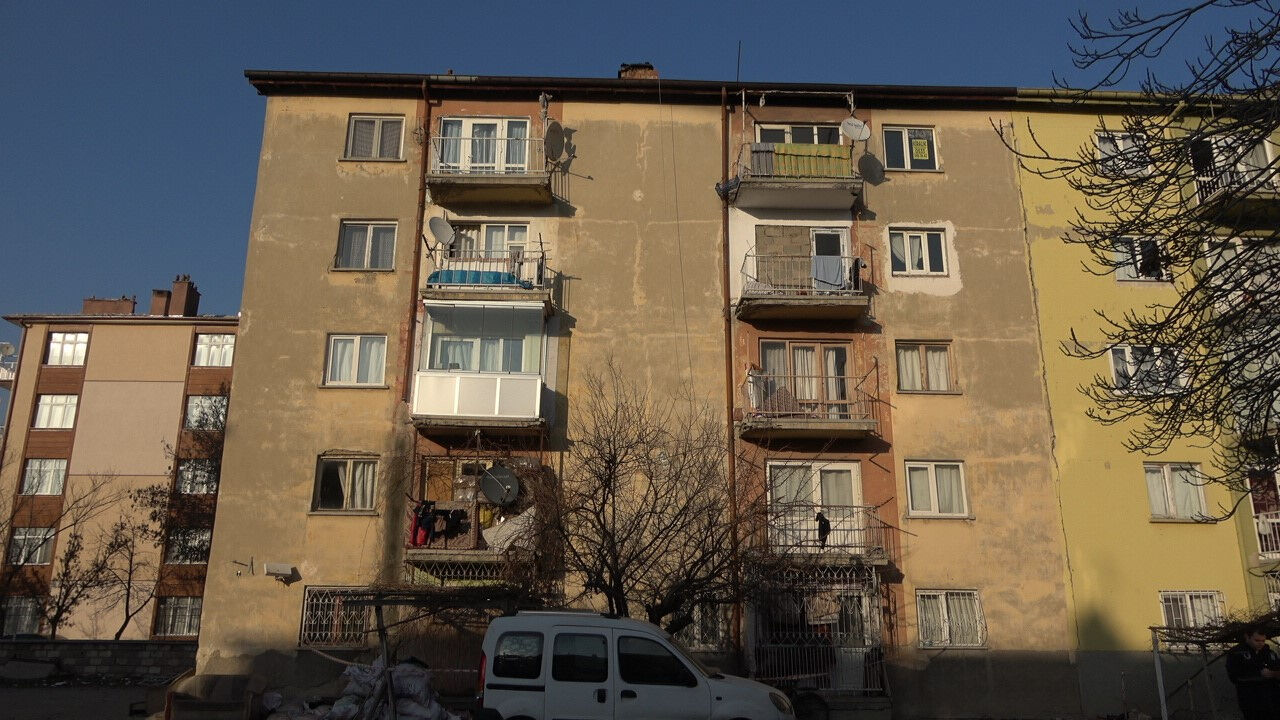 Felaketin yaşandığı Konya'da 5 katlı binada çökme riski! AFAD 20 daireden 60 kişiyi tahliye etti Felaketin yaşandığı Konya'da 5 katlı binada çökme riski! AFAD 20 daireden 60 kişi tahliye etti - 1. Resim