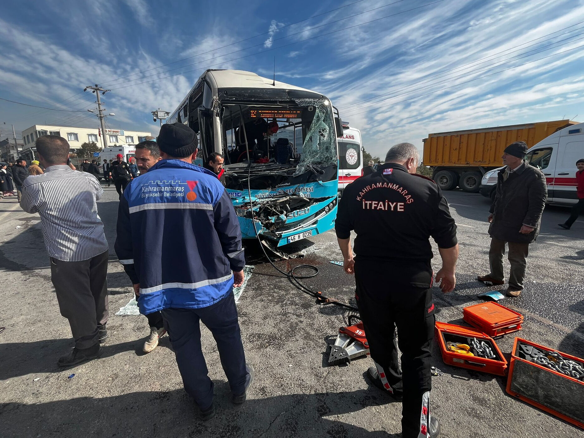 Hafriyat kamyonu halk otobüsünü biçti! Korkunç kazada 11 kişi yaralandı Hafriyat kamyonu halk otobüsünü biçti! Korkunç kazada 11 kişi yaralandı - 2. Resim