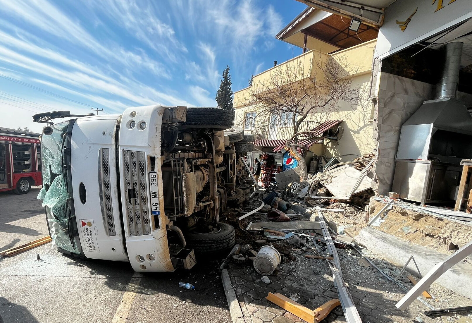 Hafriyat kamyonu halk otobüsünü biçti! Korkunç kazada 11 kişi yaralandı Hafriyat kamyonu halk otobüsünü biçti! Korkunç kazada 11 kişi yaralandı - 1. Resim