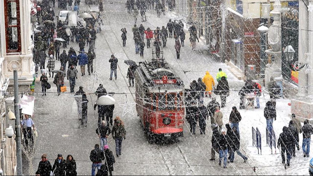 Meteoroloji&#039;nin ardından AKOM tarih verdi! İstanbul&#039;a kar geliyor, her yer beyaza bürünecek