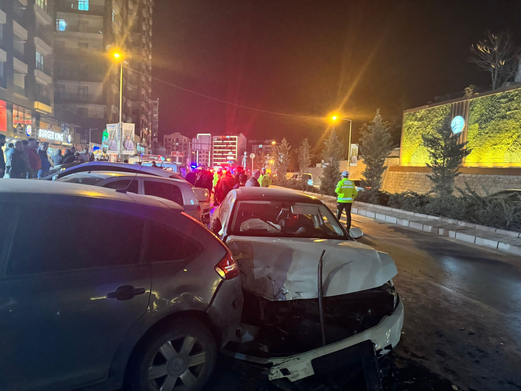 Niğde'de 9 aracın karıştığı zincirleme kazada yaralılar var - 2. Resim