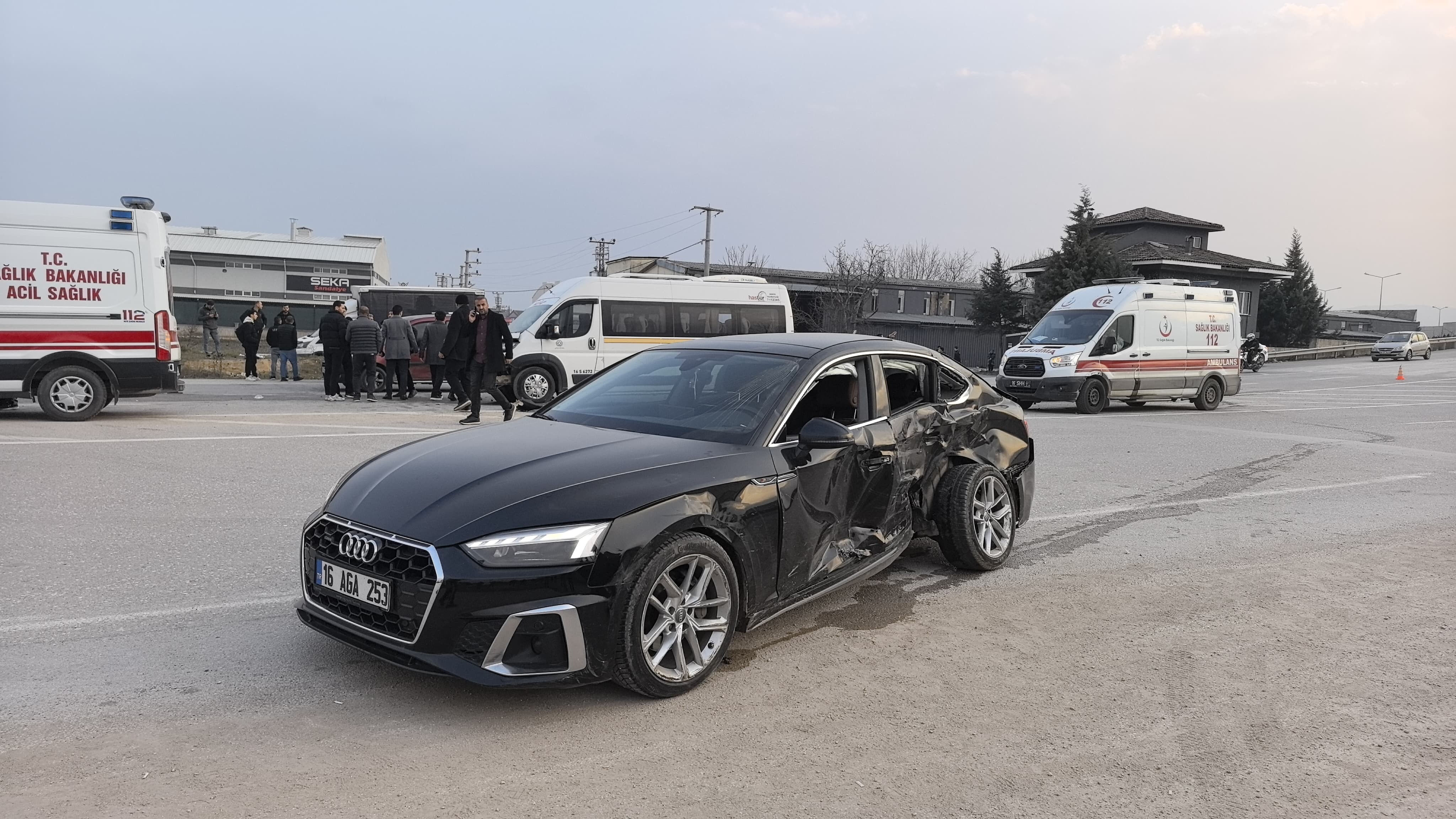 Okul servisi 'U' dönüşü yapan araca çarptı! Çoğu öğrenci, 10 yaralı var - 2. Resim