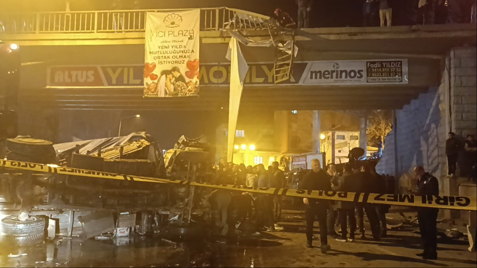 Şanlıurfa'da köprüden düşen kamyon dehşet saçtı! Çok sayıda ölü ve yaralı var Şanlıurfa'da köprüden düşen kamyon dehşet saçtı! Çok sayıda ölü ve yaralı var - 1. Resim