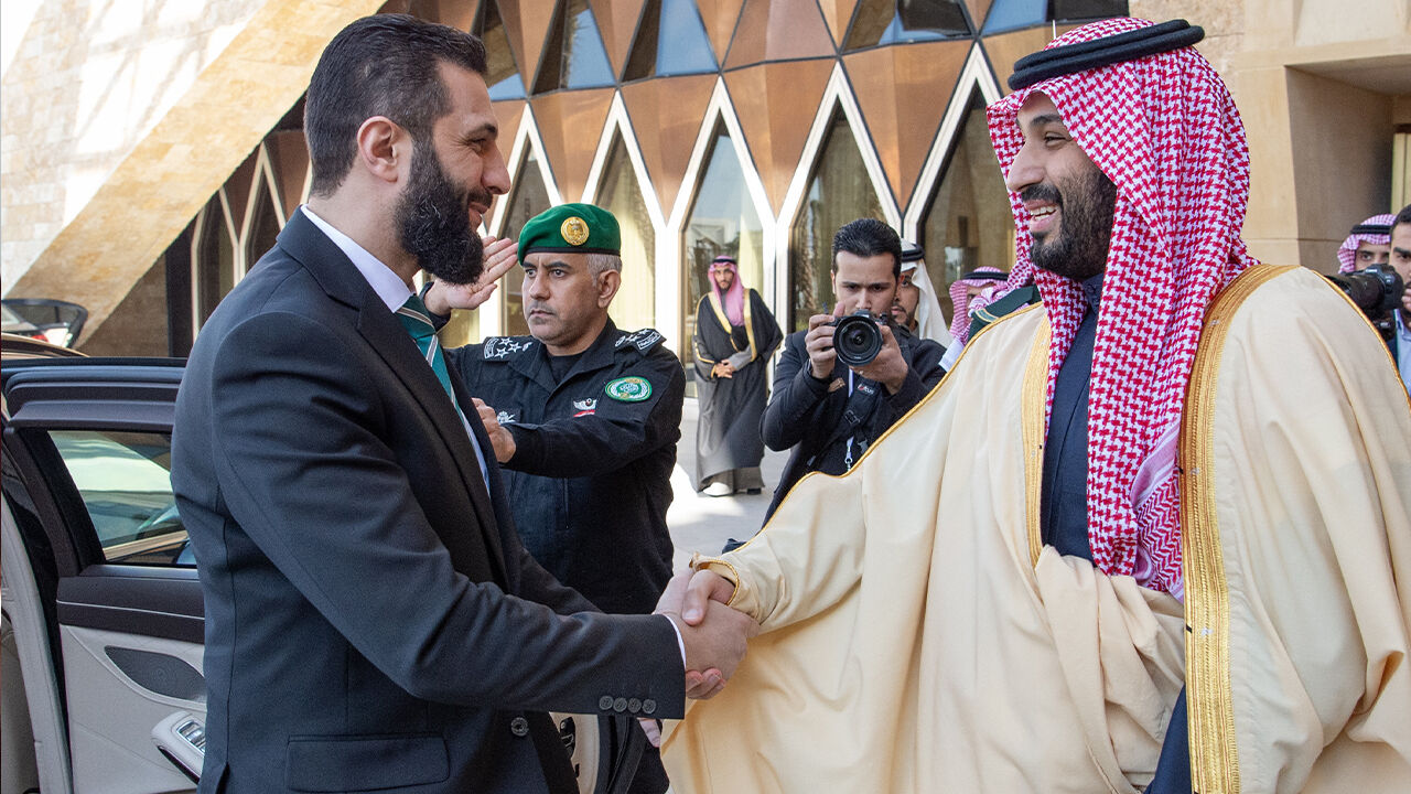 Suriye lideri Ahmed Şara Kabe'de! Eşiyle birlikte umre ibadetini yaptı - 1. Resim