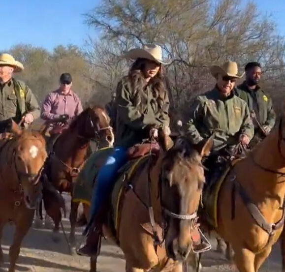 Trump'ın sınırda atla gezen bakanı dalga konusu oldu! Botoksu, saçı, kostümü... Trump'ın sınırda atla gezen bakanı dalga konusu oldu! Botoksu, saçı, kostümü... - 3. Resim
