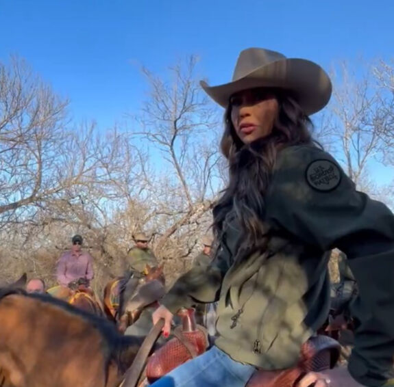 Trump'ın sınırda atla gezen bakanı dalga konusu oldu! Botoksu, saçı, kostümü... Trump'ın sınırda atla gezen bakanı dalga konusu oldu! Botoksu, saçı, kostümü... - 1. Resim