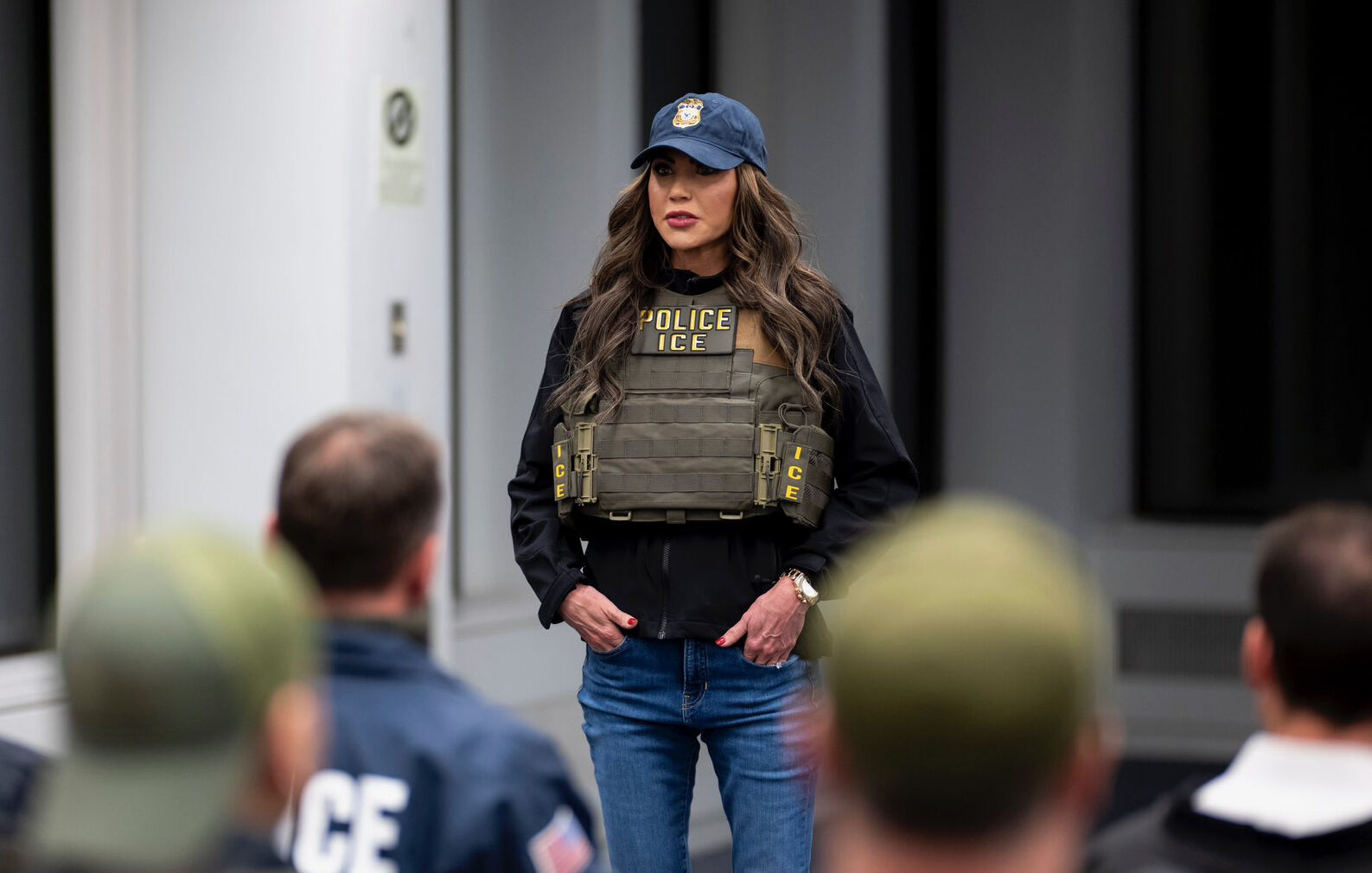 Trump'ın sınırda atla gezen bakanı dalga konusu oldu! Botoksu, saçı, kostümü... Trump'ın sınırda atla gezen bakanı dalga konusu oldu! Botoksu, saçı, kostümü... - 2. Resim