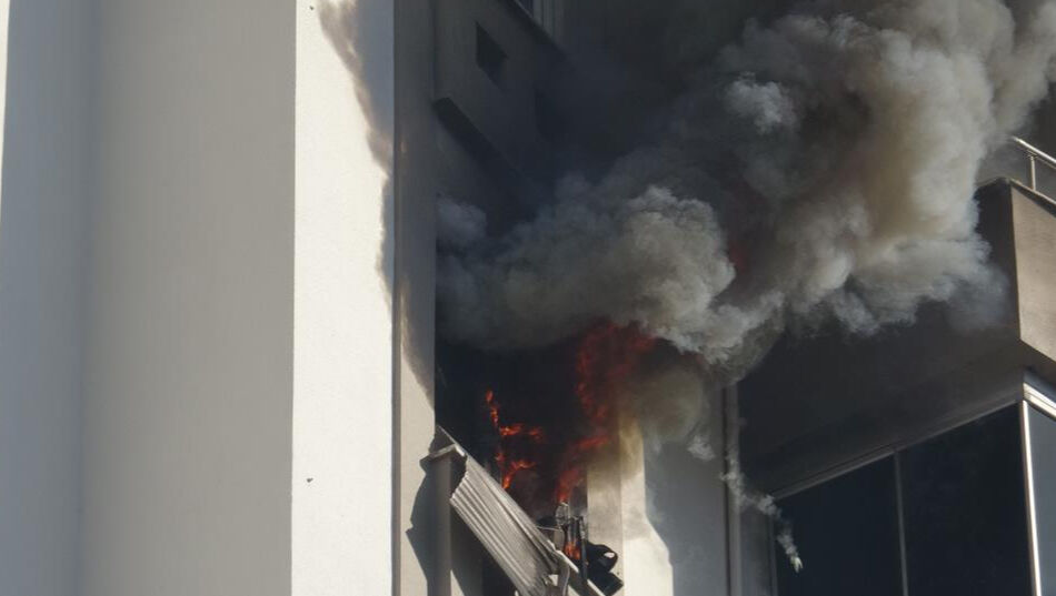 Yaşlı kadının unutkanlığı apartman sakinlerini sokağa döktü - 1. Resim