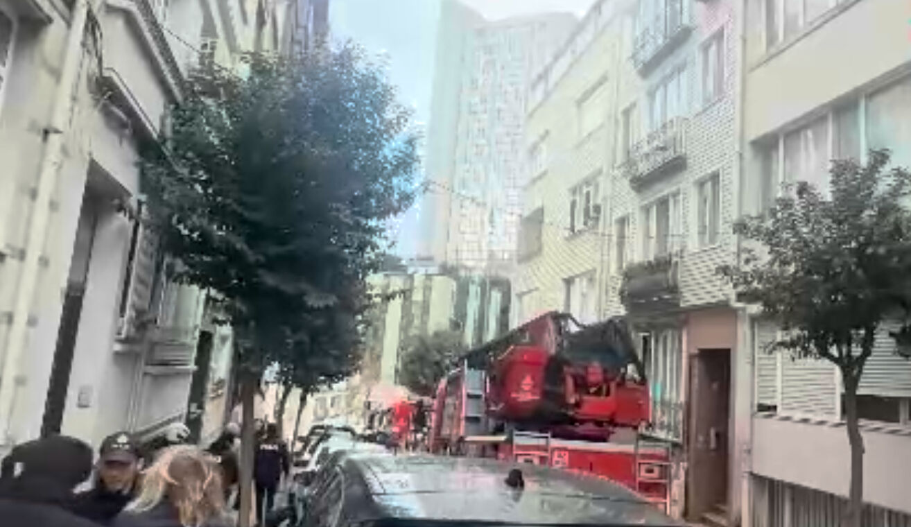 Şişli'de 4 katlı binada yangın: Yaşlı kadın hayatını kaybetti 4 katlı binada yangın paniği: Yaşlı kadına müdahale edildi - 1. Resim