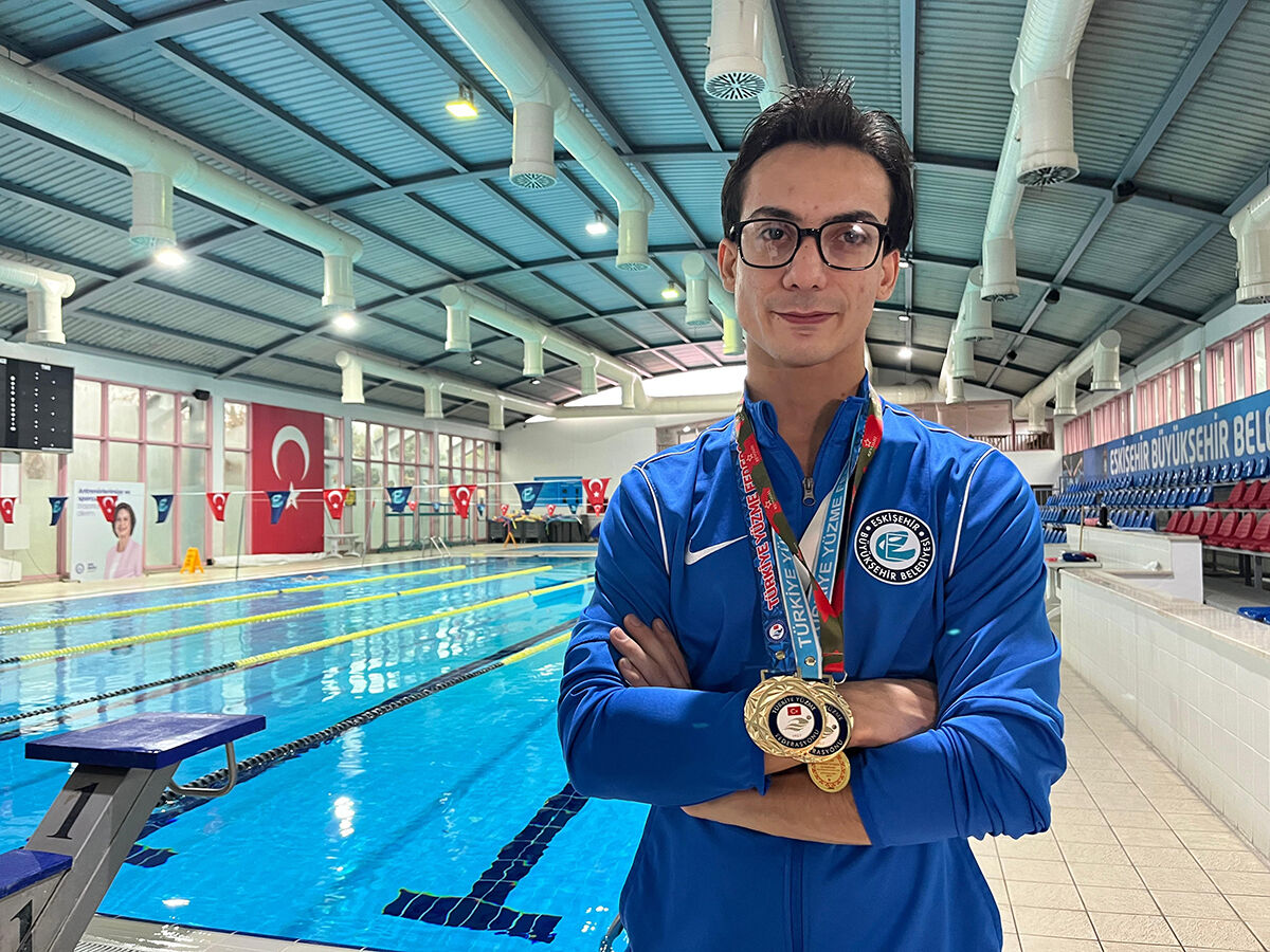 Azmiyle sporcuları hayran bıraktı! Protez bacaklarıyla 9 yıldır gittiği havuzda şampiyonluğa kulaç atıyor Azmiyle sporcuları hayran bıraktı! Protez bacaklarıyla 9 yıldır gittiği havuzda şampiyonluğa kulaç atıyor - 3. Resim