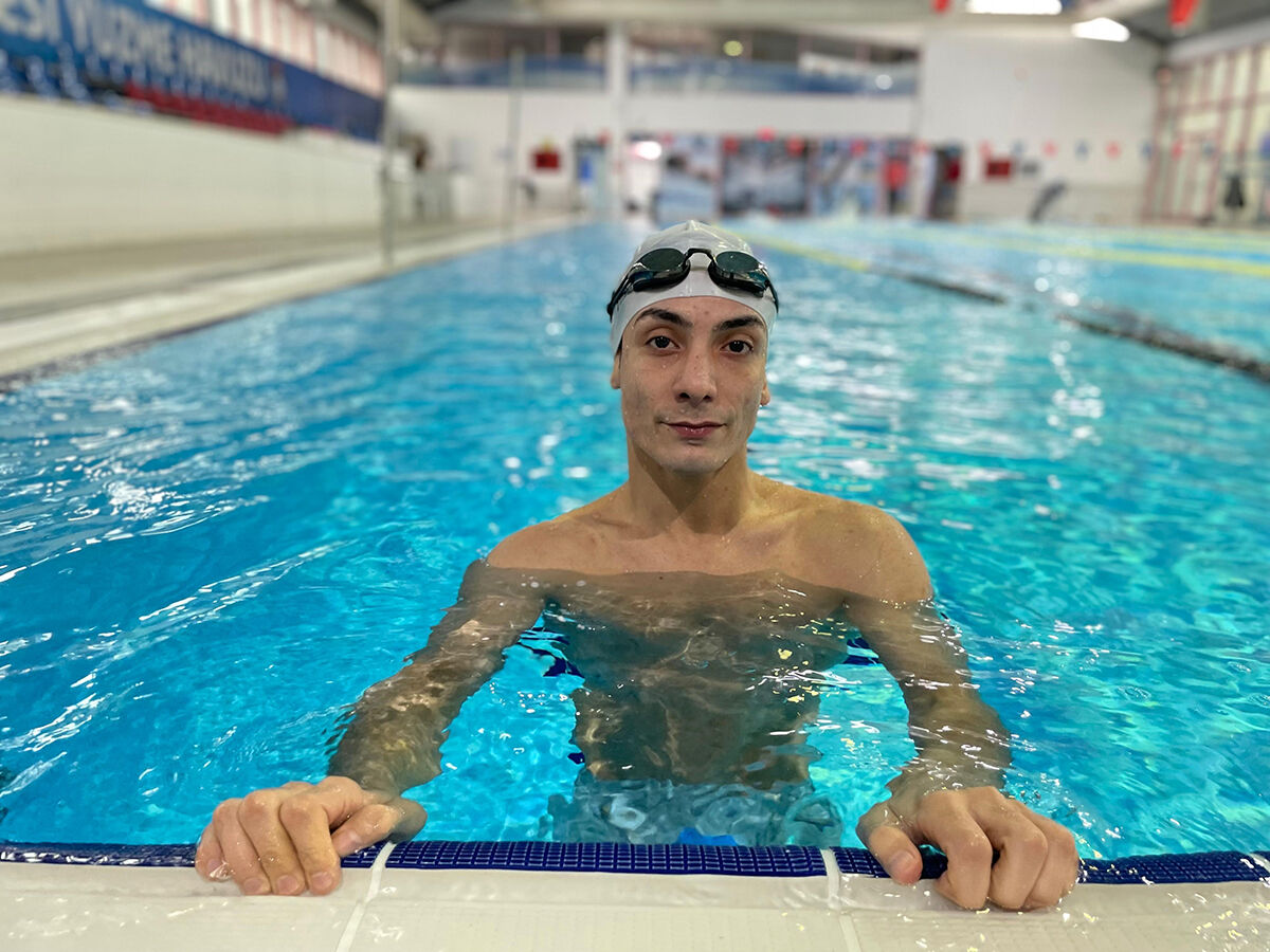 Azmiyle sporcuları hayran bıraktı! Protez bacaklarıyla 9 yıldır gittiği havuzda şampiyonluğa kulaç atıyor Azmiyle sporcuları hayran bıraktı! Protez bacaklarıyla 9 yıldır gittiği havuzda şampiyonluğa kulaç atıyor - 2. Resim