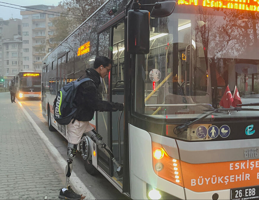 Azmiyle sporcuları hayran bıraktı! Protez bacaklarıyla 9 yıldır gittiği havuzda şampiyonluğa kulaç atıyor Azmiyle sporcuları hayran bıraktı! Protez bacaklarıyla 9 yıldır gittiği havuzda şampiyonluğa kulaç atıyor - 1. Resim